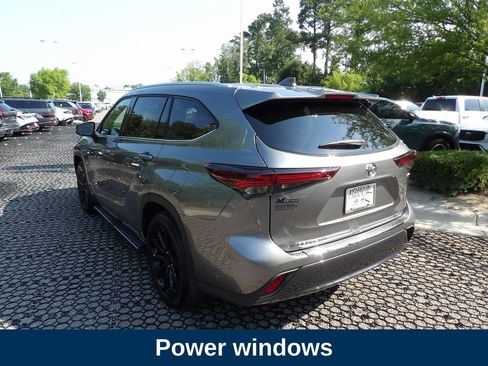 Used 2025 Toyota Highlander Limited AWD/4WD image 8