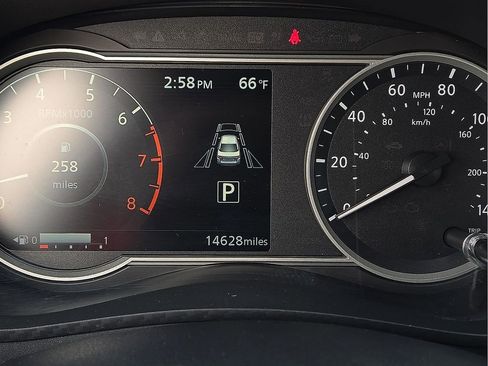 Used 2023 Nissan Versa SR w/ Trunk Package image 19