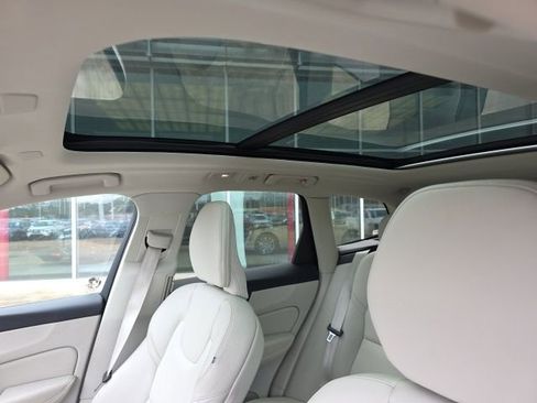 Used 2023 Volvo XC60 B5 Plus image 11