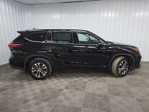 Used 2022 Toyota Highlander XLE AWD/4WD image 2