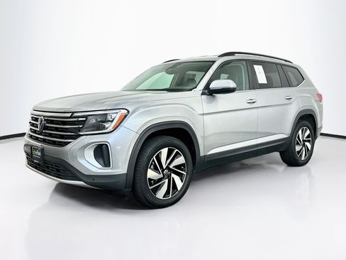 Used 2025 Volkswagen Atlas SE AWD/4WD image 3