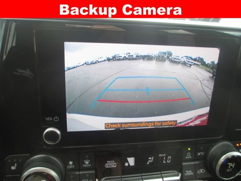 Used 2024 Toyota Highlander XLE AWD/4WD image 17