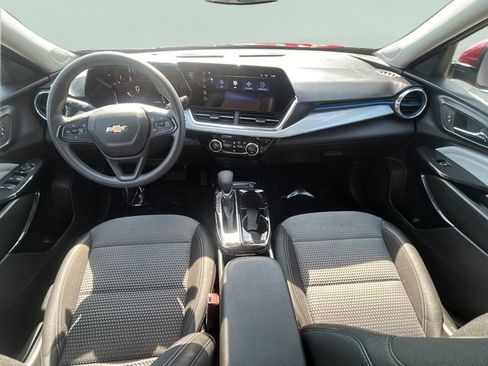 Used 2025 Chevrolet Trax LT image 32