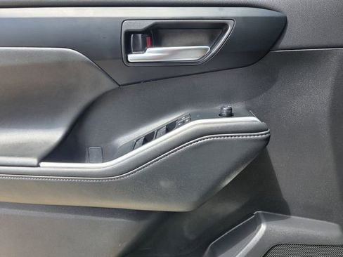 Certified 2025 Toyota Highlander XLE FWD image 19