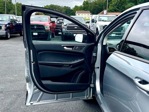 Used 2021 Ford Edge SE image 13