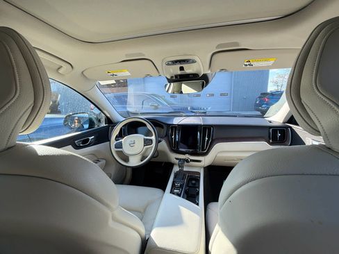 Used 2021 Volvo XC60 T5 Momentum w/ Premium Package image 16