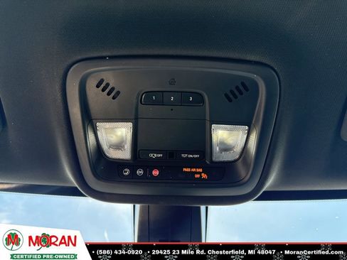 Used 2022 Chevrolet Traverse LT image 25