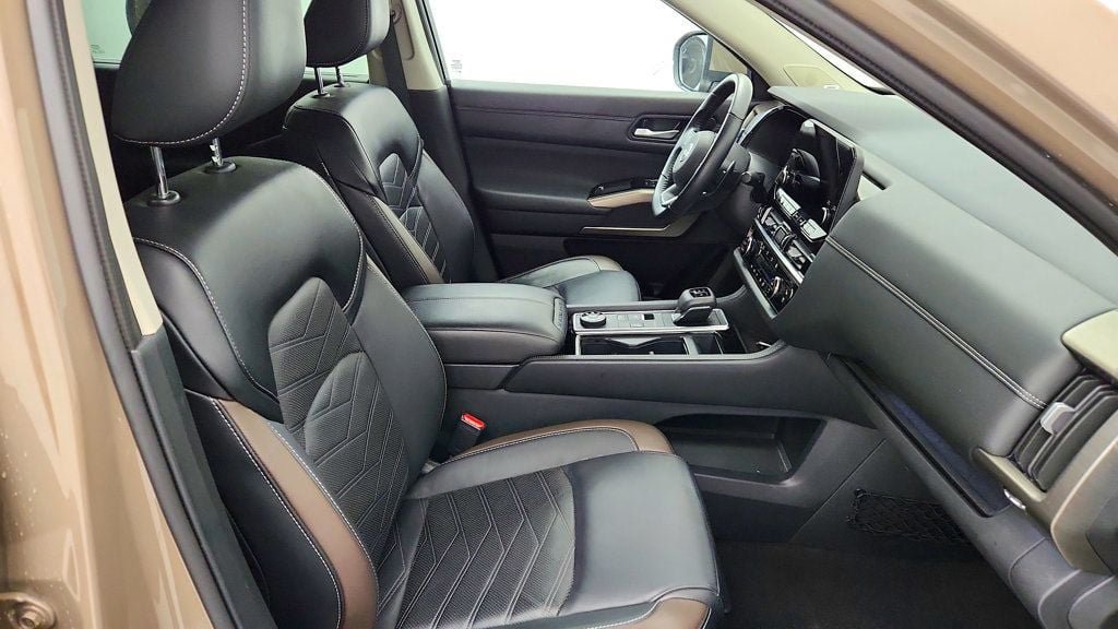 Used 2023 Nissan Pathfinder Platinum AWD/4WD image 23