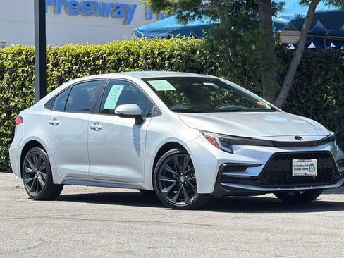 Used 2025 Toyota Corolla SE FWD image 2