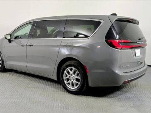 Used 2023 Chrysler Pacifica Touring-L FWD image 4