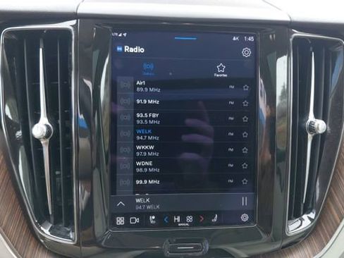 Used 2022 Volvo XC60 B5 Momentum w/ Climate Package image 18