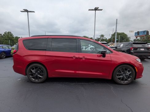 Used 2025 Chrysler Pacifica Limited FWD image 9