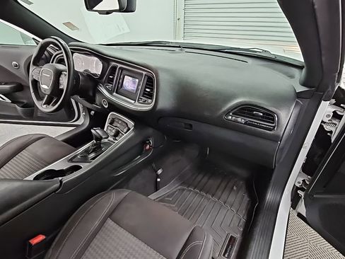 Used 2015 Dodge Challenger SXT image 30