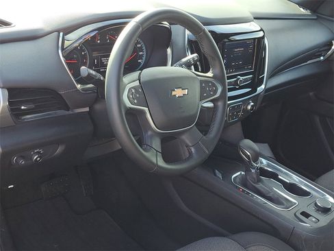 Used 2023 Chevrolet Traverse LT image 7