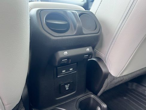 Used 2023 Jeep Gladiator Overland AWD/4WD image 17