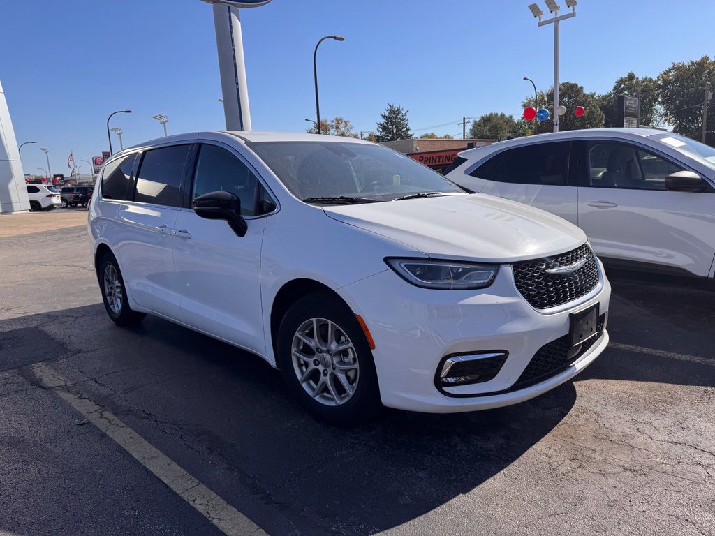 Used 2025 Chrysler Pacifica Select FWD image 10