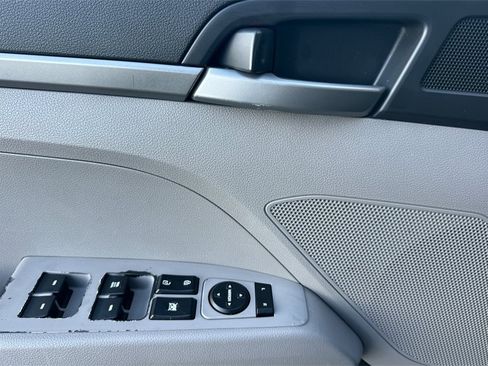 Used 2018 Hyundai Elantra SE image 11