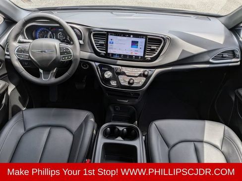 Certified 2026 Chrysler Pacifica Select FWD image 14