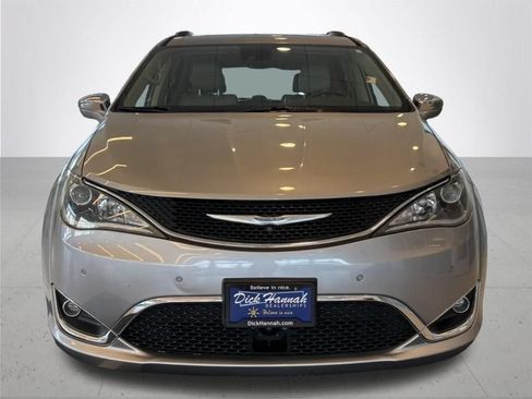 Used 2017 Chrysler Pacifica Limited FWD image 3