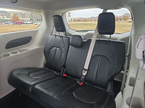 Used 2023 Chrysler Pacifica Touring-L image 35