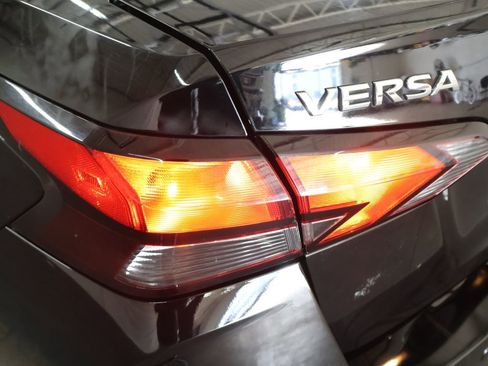 Used 2022 Nissan Versa SV FWD image 27