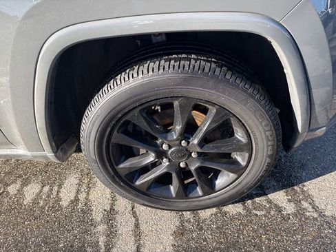 Certified 2022 Jeep Grand Cherokee Laredo X AWD/4WD image 9