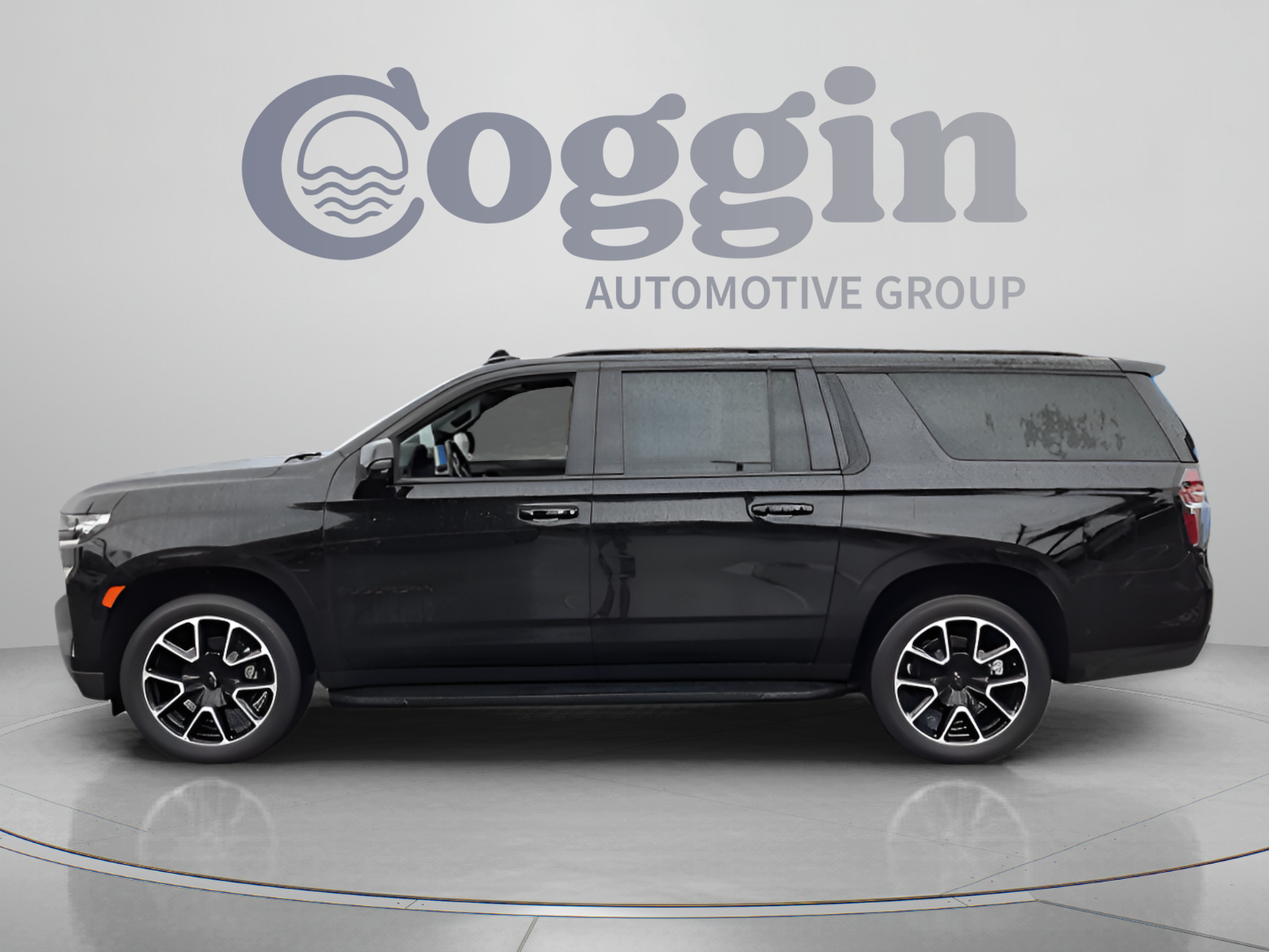 Used 2023 Chevrolet Suburban RST w/ Luxury Package RWD image 2