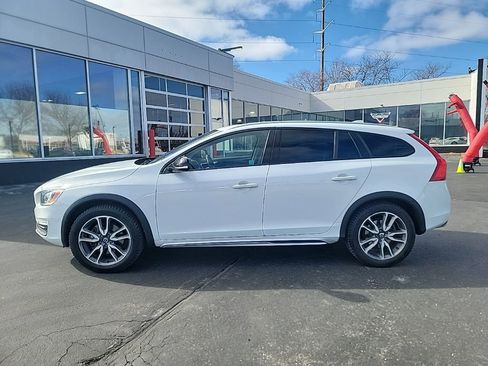 Used 2018 Volvo V60 T5 Cross Country image 2