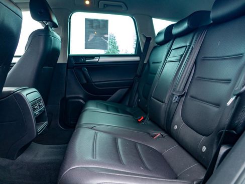 Used 2014 Volkswagen Touareg Sport image 15