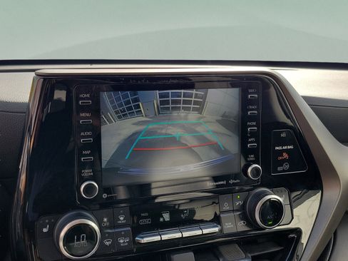 Used 2021 Toyota Highlander XLE AWD/4WD image 14
