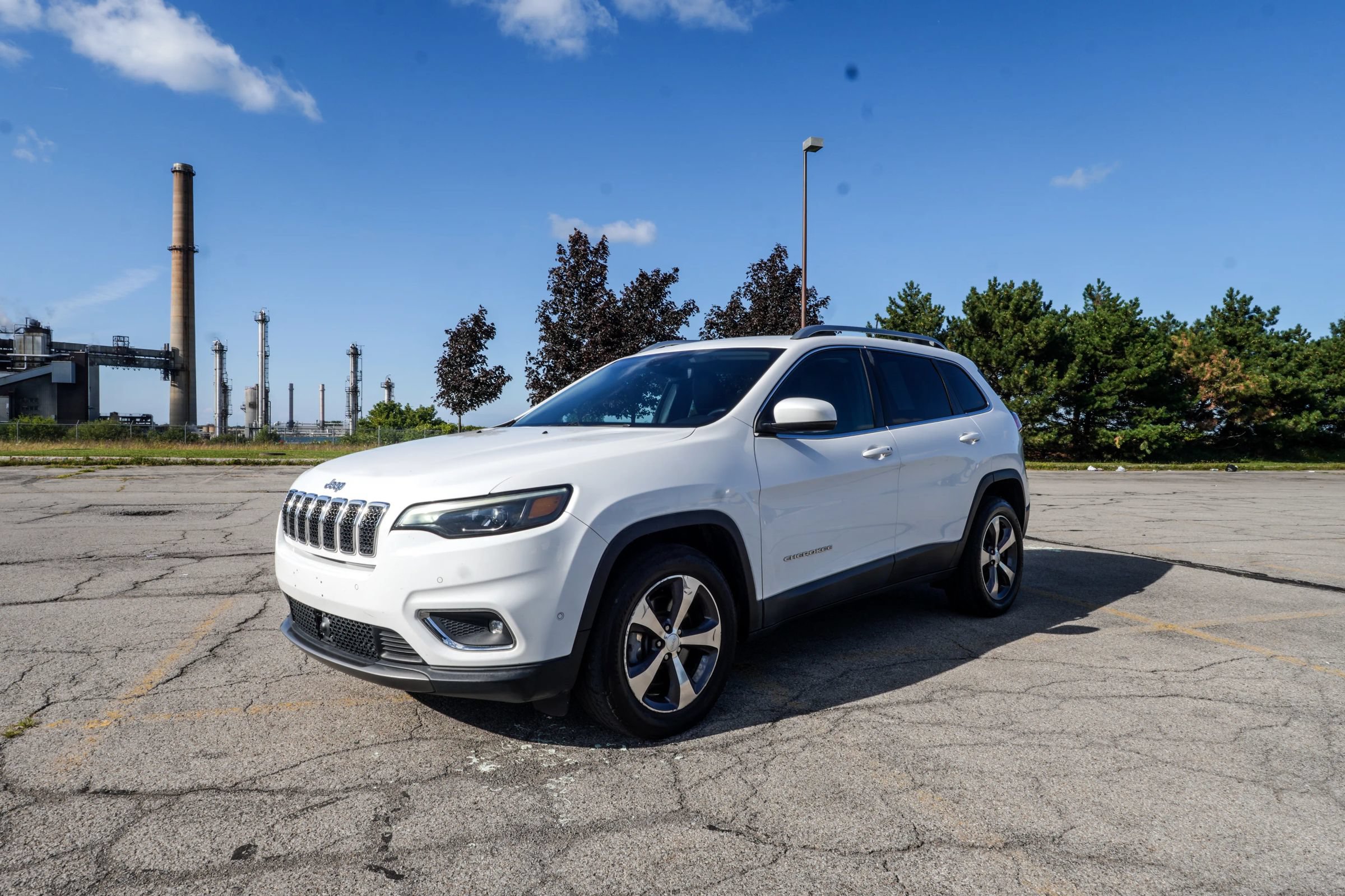 Used 2019 Jeep Cherokee Limited w/ Luxury Group AWD/4WD image 7