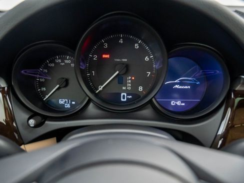 Certified 2025 Porsche Macan image 14