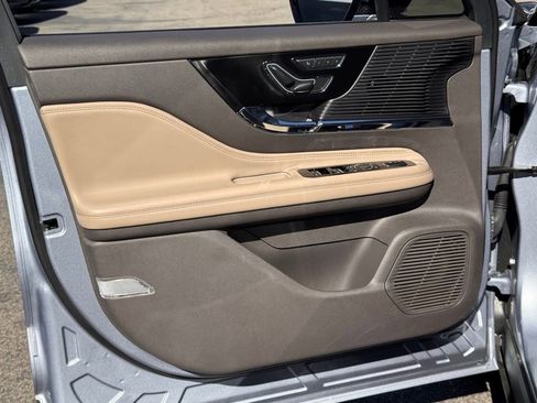 Used 2022 Lincoln Corsair Standard w/ Premium Package image 16