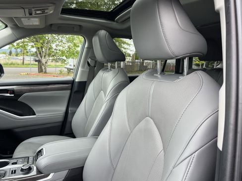 Used 2021 Toyota Highlander Limited AWD/4WD image 18