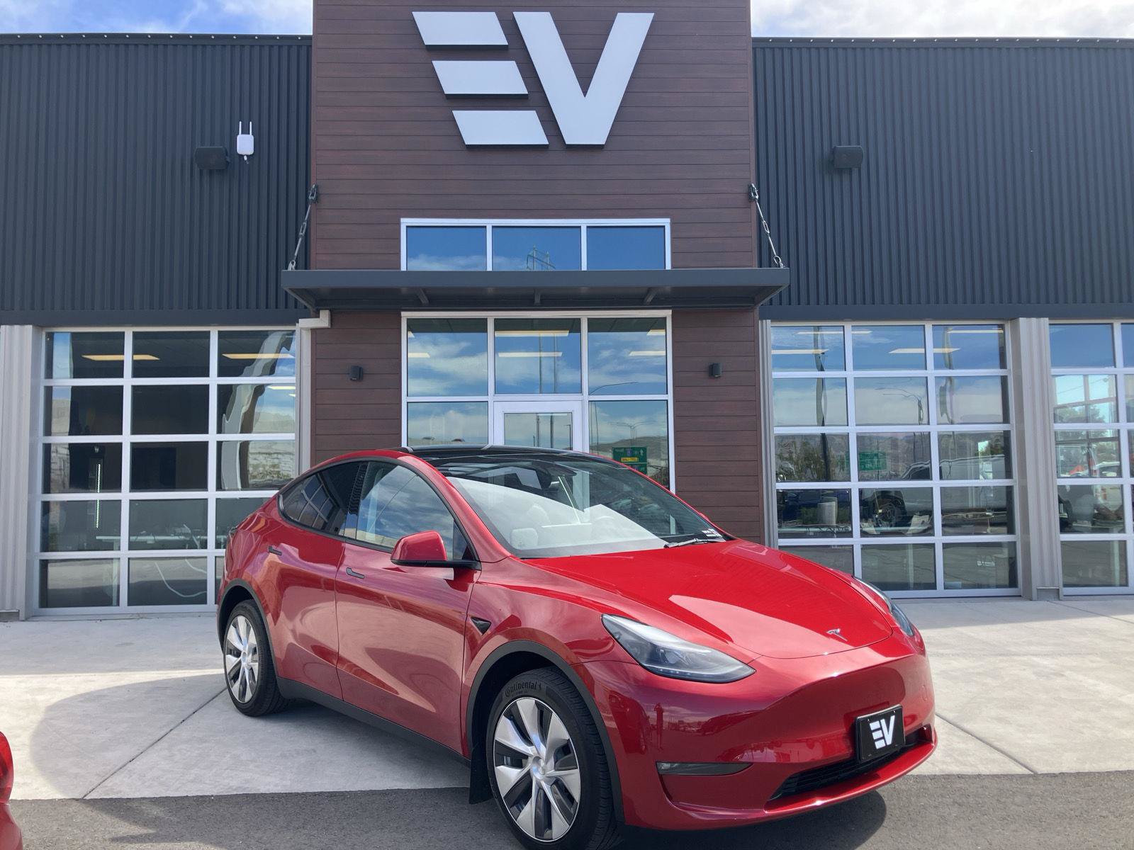 Used 2023 Tesla Model Y Long Range AWD/4WD image 1
