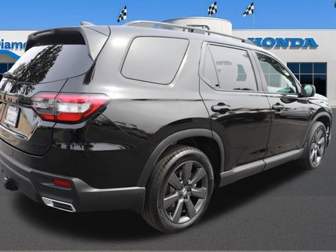 Used 2025 Honda Pilot Sport image 8