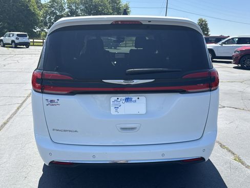Used 2023 Chrysler Pacifica Touring-L FWD image 6