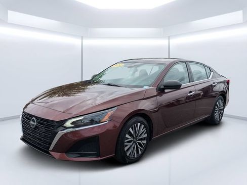 Used 2024 Nissan Altima 2.5 SV FWD image 7
