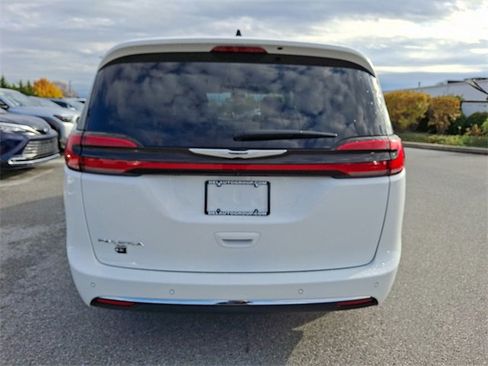 Used 2024 Chrysler Pacifica Touring-L image 5