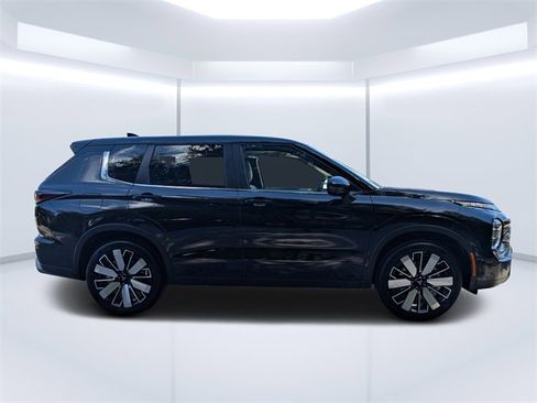 New 2025 Mitsubishi Outlander SE image 2