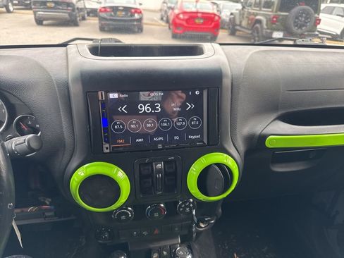 Used 2015 Jeep Wrangler Unlimited Rubicon image 8