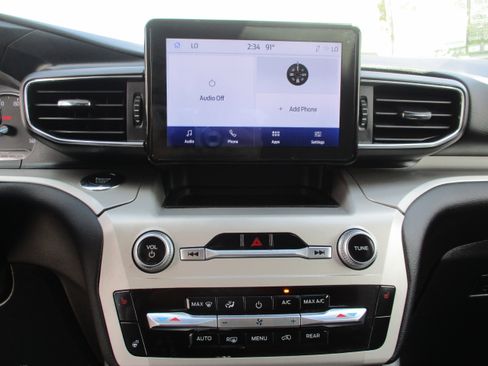 Certified 2022 Ford Explorer XLT w/ Equipment Group 202A image 13