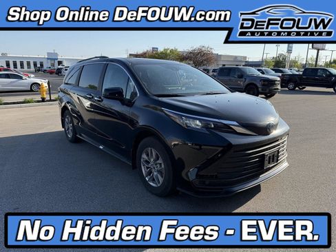Used 2025 Toyota Sienna FWD image 1