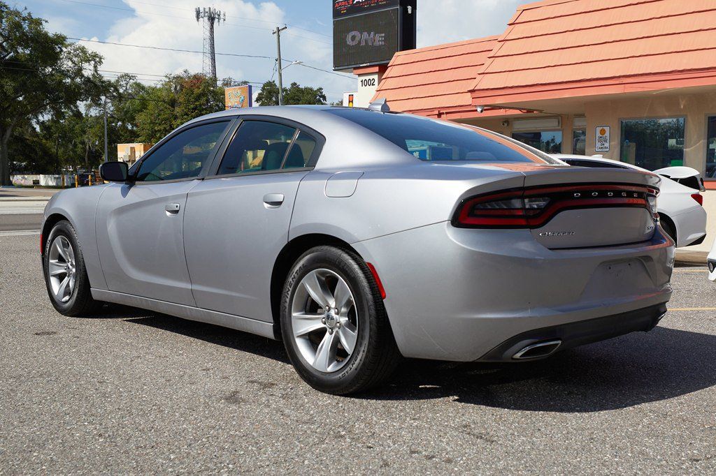 Used 2017 Dodge Charger SXT RWD image 3