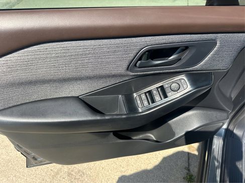 Used 2023 Nissan Rogue S image 32