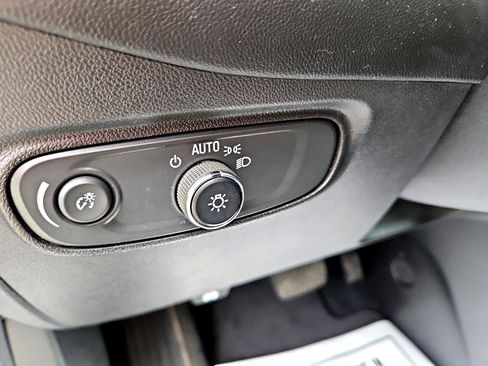 Used 2021 Chevrolet Equinox LT image 17