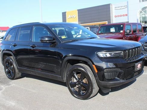 Used 2023 Jeep Grand Cherokee Altitude image 1