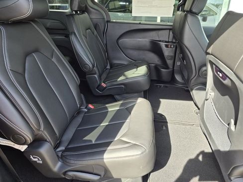 New 2026 Chrysler Pacifica Select image 9