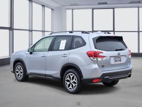 Used 2023 Subaru Forester Premium image 4