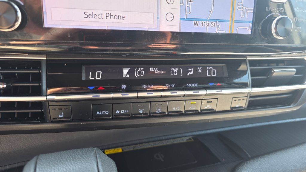 Used 2022 Toyota Sienna XLE Woodland Edition AWD/4WD image 19